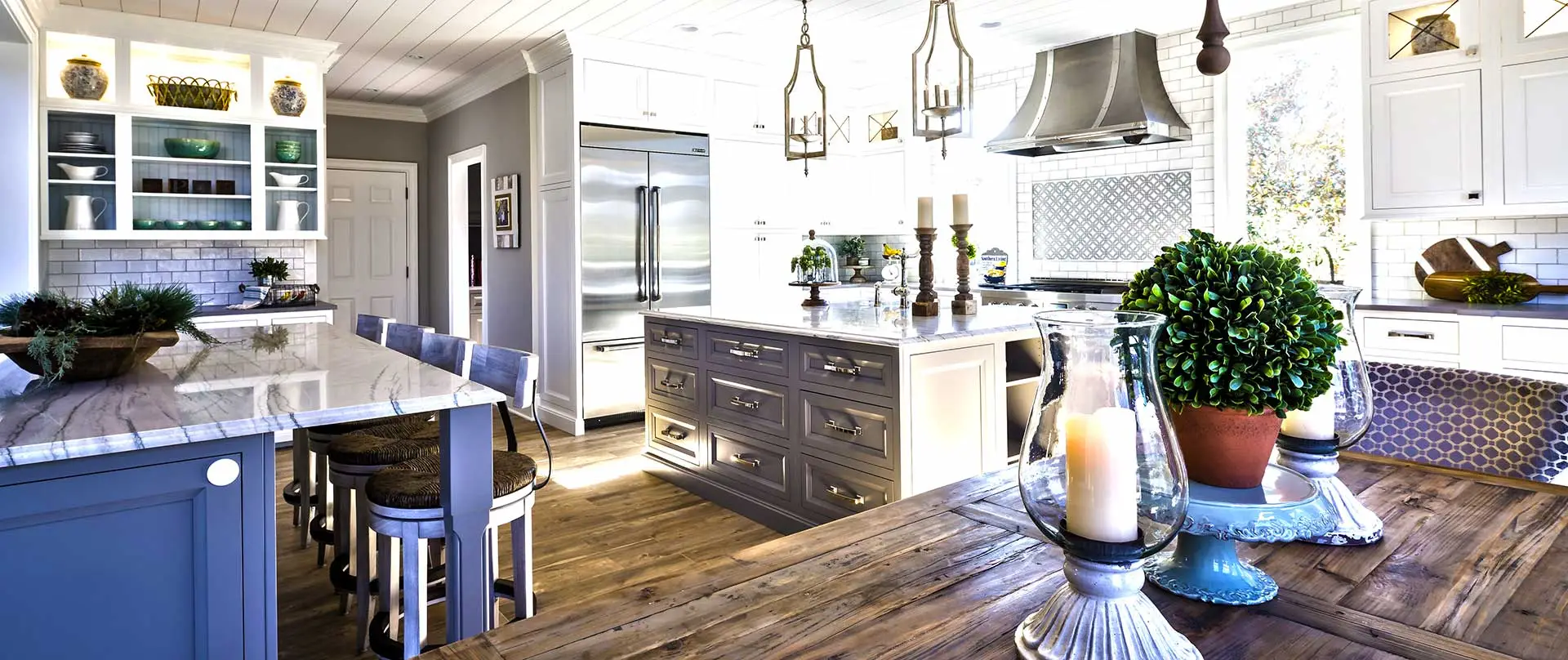 Modern kitchen with island and wooden flooring.